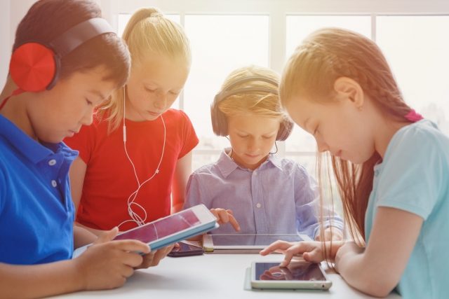 PC・タブレットは学びを深める手段!小学校のICT担当の先生必読の一冊「まんがで知るデジタルの学び」